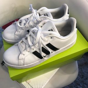 Adidas tri stripe women’s shoe